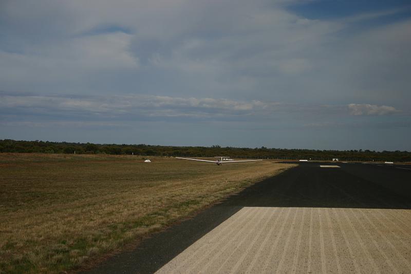 glider landing Cobar.JPG